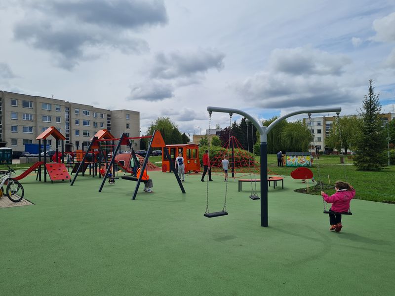 Kaip pasirinkti vaikų žaidimo aikštelės atsitrenkimą švelninančią dangą?